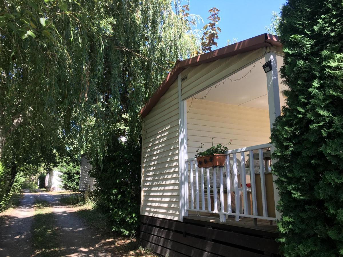 Mobile Home Avec Parking Chorges Bagian luar foto