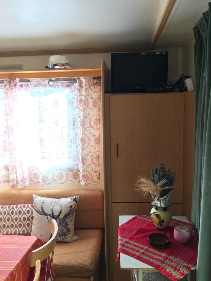 Mobile Home Avec Parking Chorges Bagian luar foto